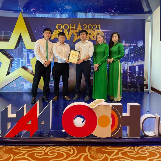 Đại diện Công ty Mỹ phẩm Huyền Phi nhận giải thưởng OOH AWARD.