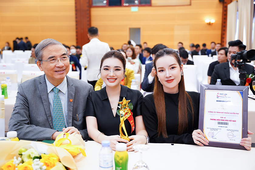 Huyền Phi Cosmetics lọt Top 10 Thương hiệu - Dịch vụ Uy tín hàng đầu Việt Nam