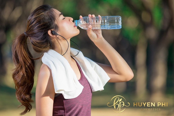 Uống đủ nước mỗi ngày để cơ thể và làn da luôn khỏe mạnh