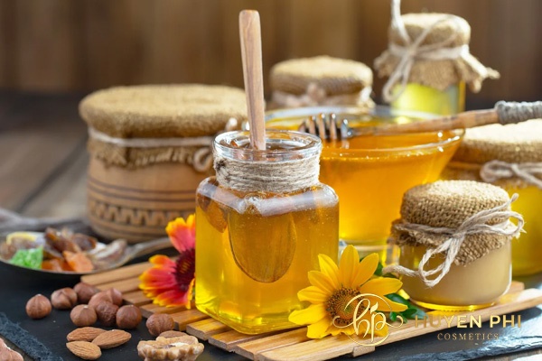 Mật ong là nguyên liệu làm mềm và trắng da
