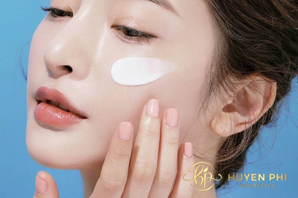 Sử dụng kem dưỡng da để khắc phục tình trạng da xỉn màu