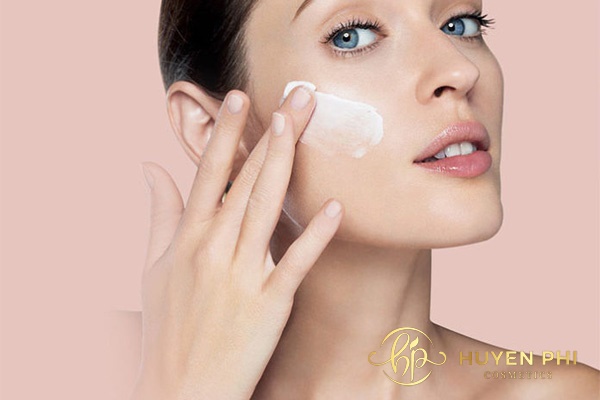 Dùng kem chống nắng để bảo vệ da chuyên sâu 