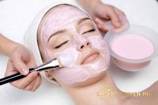 Đắp mặt nạ là cách làm đều màu da hiệu quả