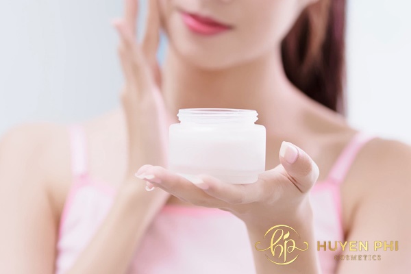 Sử dụng kem face đúng các bước để các dưỡng chất thấm đều vào da 