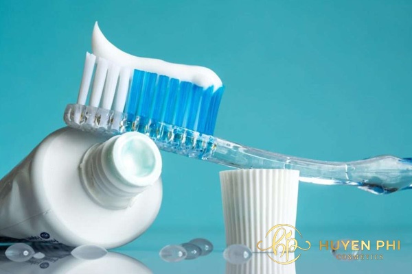 tẩy lông chân bằng kem đánh răng