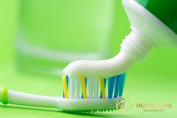 tẩy lông nách bằng kem đánh răng