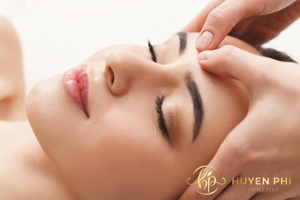 Massage thái dương và trán theo hình xoắn ốc