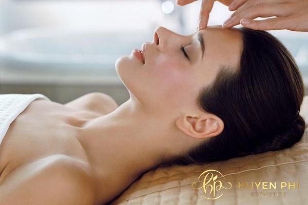 Massage vùng mũi giúp thu hẹp cánh mũi hiệu quả