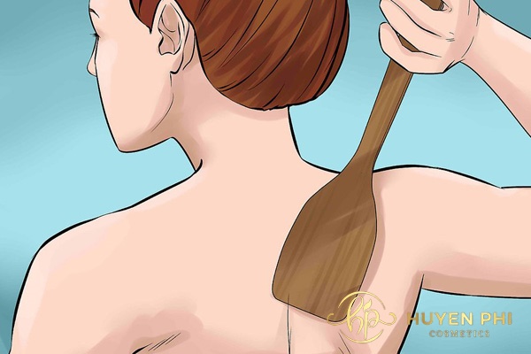 cách thoa kem body sau lưng