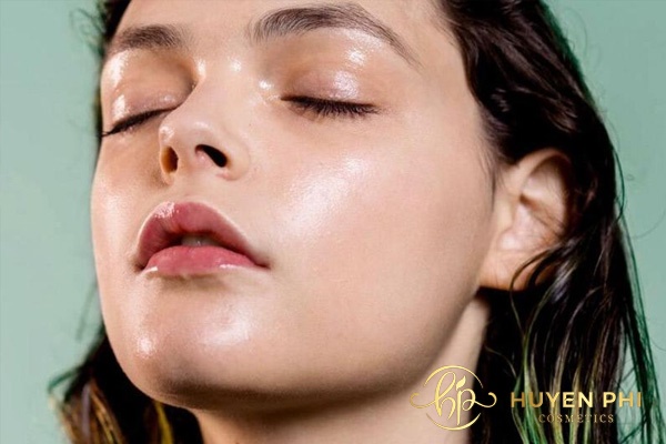 Người có làn da dầu da mặt thường bóng loáng và có nhiều mụn