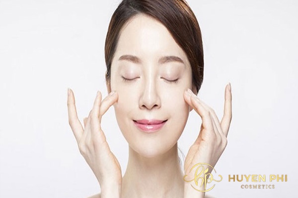 Massage da mặt với dầu tẩy trang