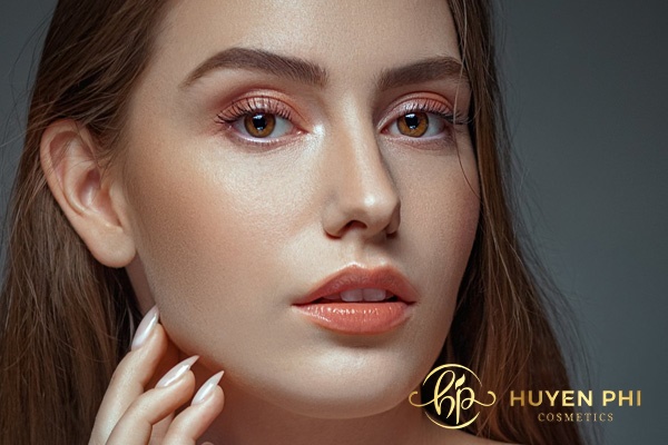 Chất nhờn trên da khiến lỗ chân lông bị kích ứng