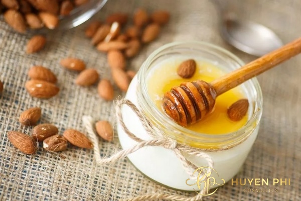 Mật ong và sữa chua không đường dưỡng trắng làm mờ vết thâm