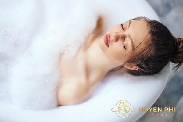 Vệ sinh cơ thể mỗi ngày để loại bỏ mồ hôi chất bẩn trên da