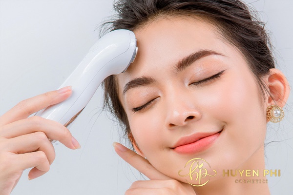 Thực hiện rửa mặt với máy rửa mặt theo đúng các bước 