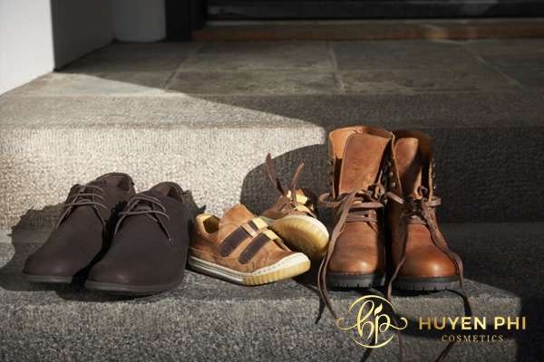 Vệ sinh giày thường xuyên để hạn chế vi khuẩn gây mùi