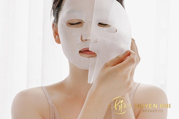 Dùng kem mụn với mặt nạ dưỡng da của thương hiệu uy tín để đảm bảo an toàn