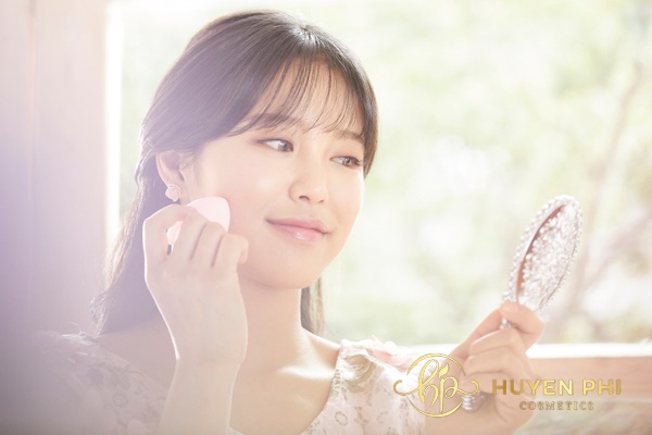 Thoa nước hoa hồng để cân bằng độ ẩm trước khi dùng serum