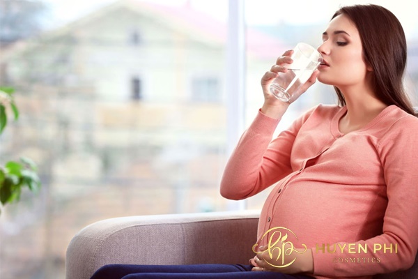 Uống đủ nước để làm đẹp da khi mang bầu