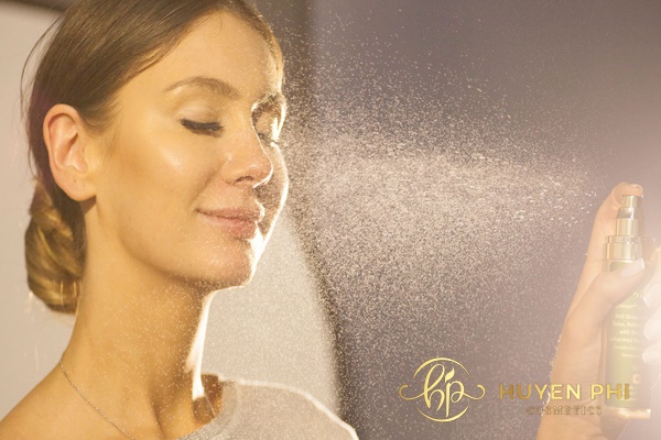 xịt khoáng trước hay sau kem chống nắng