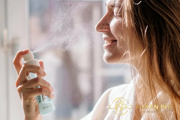 xịt khoáng sau khi bôi kem chống nắng