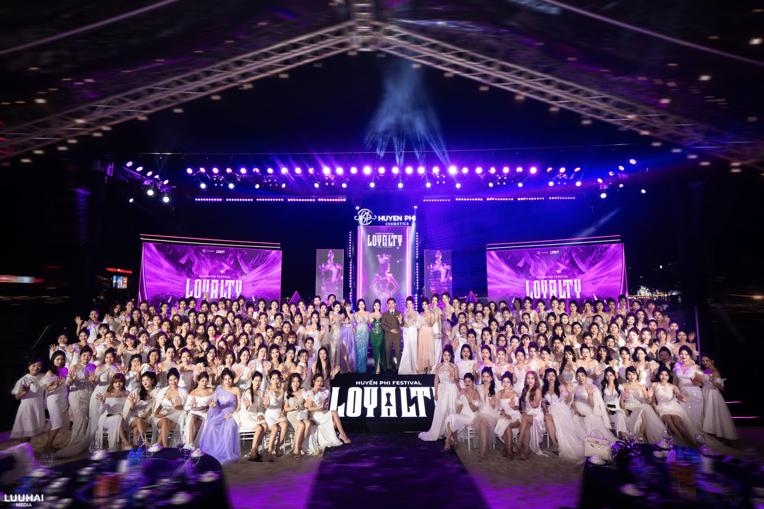 Mãn nhãn với siêu sự kiện LOYALTY - HUYỀN PHI FESTIVAL 2023 tại biển hồ Vinhomes