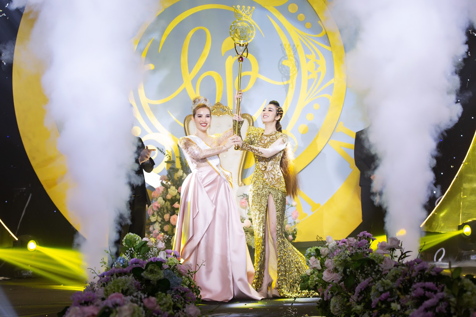 Chiếc vương miện “Đêm tiệc Nữ Vương” đã tìm được chủ nhân xứng đáng