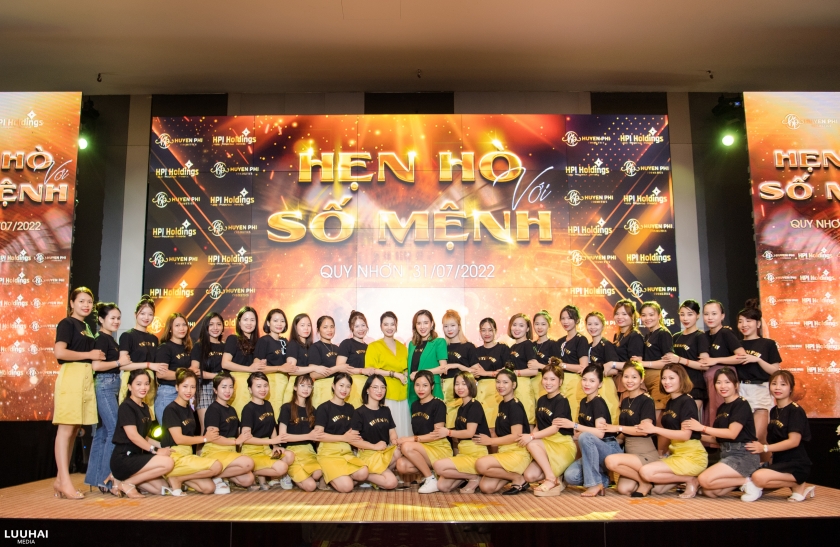 Hẹn hò với số mệnh - Câu chuyện truyền cảm hứng của CEO Mỹ phẩm Huyền Phi cho 1000 nhà phân phối xuất sắc nhất