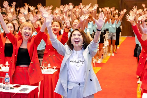 Huấn luyện kinh doanh thực chiến cùng Huyền Phi - Khóa học bùng nổ doanh số toàn hệ thống