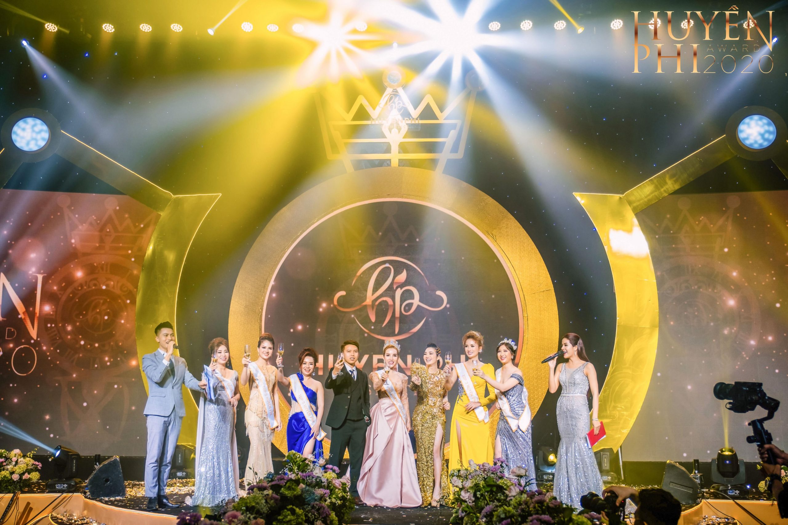 [HTV9] Huyền Phi Award 2020 với chủ đề "Đêm Tiệc Nữ Vương" vinh danh nhà phân phối xuất sắc