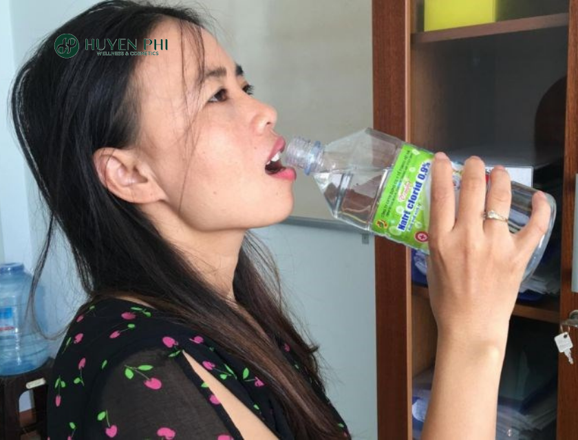 nước muối sinh lý súc miệng được không